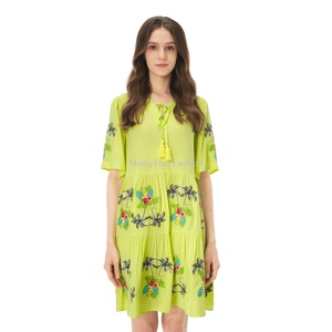 Robe courte pour femme à col rond, avec logo personnalisé, design floral brodé, manches courtes, couleur verte - Product Image 1