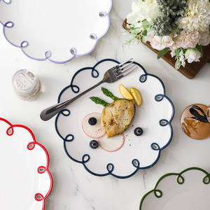 Assiettes de présentation en <span class=keywords><strong>porcelaine</strong></span> écologiques à bord rouge pour restaurant, fête, <span class=keywords><strong>service</strong></span> de desserts, vente en gros - Product Image 3