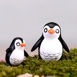 Decorazione creativa personalizzabile del Micro paesaggio dei mestieri della resina con gli ornamenti del figlio del padre del pinguino del fumetto per l'abbellimento dell'automobile di casa - Product Image 4
