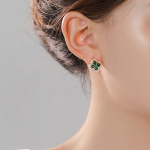 Pendientes de Esmeralda y Circonita Giratorios de Alta Gama para Mujer, Accesorios de Oreja Modernos y Lujosos con un Toque Popular - Product Image 4