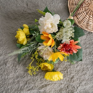 Bouquet de fleurs artificielles CallaFloral jaunes, oranges et blanches en plastique pour la décoration de la maison et les accessoires de mariage CF01462 - Product Image 3