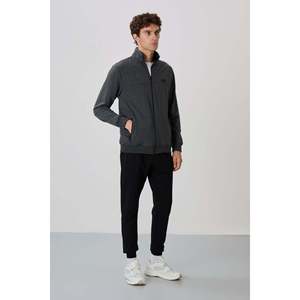 ชุดวอร์มผู้ชาย Air Jones สีแอนทราไซต์ผสมสีดำ รุ่น Jogger ผลิตจากผ้าฝ้ายผสมที่สวมใส่สบาย เหมาะสำหรับกีฬาและกิจกรรมลำลอง - Product Image 1