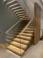 Escalier flottant moderne en bois massif avec rampe en bois, design durable et écologique pour usage intérieur : appartements, villas, halls, sous-sols