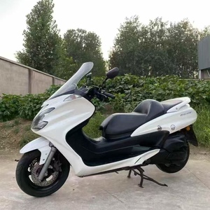 Scooter à essence Yamaha Majesty S 400cc IT, conçu pour des voyages à grande vitesse et des capacités tout-terrain, vitesse maximale supérieure à 80 km/h - Product Image 1