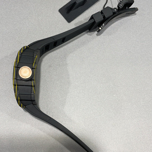 Reloj Automático de Alta Gama para Hombre con Caja de Carbono a Rayas Amarillas y Movimiento Esqueleto - Product Image 6
