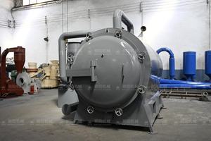 Un lavoratore operare orizzontale legno guscio di cocco carbone storta Biochar pirolisi macchina forno con aceto di legno - Product Image 4