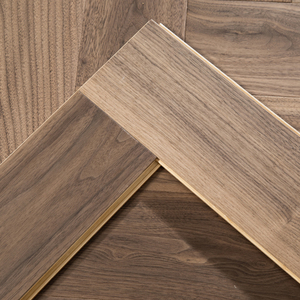 Plancher en bois d'ingénierie multicouche en noyer noir de qualité AB, système clic, 15 mm, placage 0,6/1,2 mm, motif chevrons, pour escaliers - Product Image 1