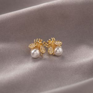 Pendientes de abeja con perlas y diseño dorado para mujer, joyería de moda. - Product Image 4