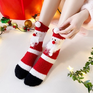 Chaussettes de Noël pour femmes Chaussettes de sol antidérapantes chaudes en peluche d'hiver avec ensemble de boîte-cadeau à motif de renne mignon - Product Image 3