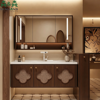 Mobile Bagno Neoclassico SLS con Specchio LED a Quattro Foglie, Mobile Sospeso in Legno con Inserto in Rattan e Lavabo Bianco Integrato