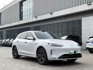 AITO M5 Extended-Range Ultra SUV 4x4 Usato 2025 Bianco su Sfondo Albicocca - Product Image 3