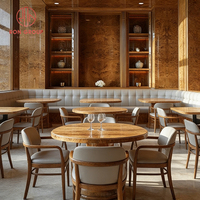 Ensemble de mobilier de restaurant moderne et luxueux aux tons chauds, tables rondes en bois massif et banquettes en cuir gris pour café