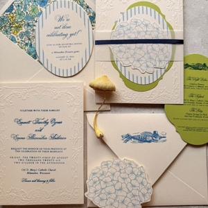 Elegante Tarjeta de Invitación de Boda Personalizada con Impresión de Vainilla, Diseño Floral de Pez, Impresión Offset en Papel de Algodón, Estampado en Caliente y Troquelado - Product Image 1