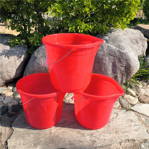 Cubo de Plástico con Boquilla Rojo 30X27X26Cm para Lavado de Autos y Uso Agrícola - Product Image 1