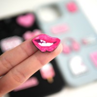 Adesivo per Telefono in Smalto Personalizzato alla Moda 2026 |   Design con citazione di Queen/Dream |   Spilla Decorativa Personalizzabile a Tema Arabo, Pronta per la Produzione