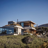 Conception de villa moderne en bord de mer, plan de maison avec vue sur la mer, piscine, aménagement paysager, services de rendu 3D