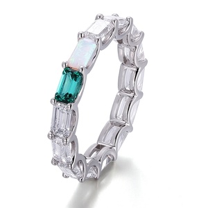 Anillos de Joyería de Moda de Oro Blanco de 18K con Piedras Preciosas Certificadas GRC con Corte Esmeralda Personalizadas, Anillos de Boda de Diseño Original Hechos a Mano - Product Image 2