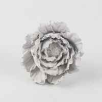 Diffuseur d'huiles essentielles en céramique parfumée en forme de fleur de pivoine de couleur grise pour l'aération de la voiture