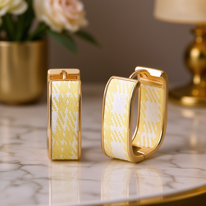 Orecchini a Cerchio E4541 Giallo Chiaro a Quadretti Placcati in Oro 22k Classici da Donna per Uso Quotidiano - Product Image 2