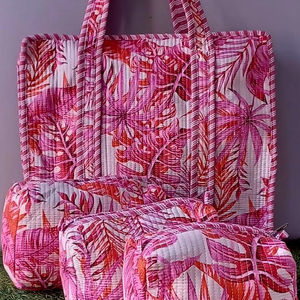 Ensemble sac fourre-tout matelassé et trousse de toilette imprimé palmiers roses, fait main en coton, organiseur de maquillage de voyage - Product Image 1