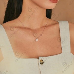 Collar con Colgante de Trébol de Cuatro Hojas de Plata de Ley 925 Clásico de Gemnel, Chapado en Oro con Madreperla - Product Image 4