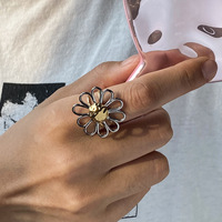 Neuer Modeschmuck Zweifarbiger Gänseblümchen-Ring für Damen Edelstahl Vergoldet Minimalistischer Blumen-Hohlring