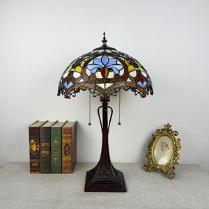 Lampe de table style Tiffany vintage, abat-jour en verre coloré soudé à la main, lampe de chevet rétro Art Déco pour café, villa, intérieur. - Product Image 4