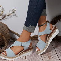 Stock Tendance Blanc Plaque Talons Gladiateurs Sneaker Chaussure Pu Haut Sport Sandales Compensées pour Femmes