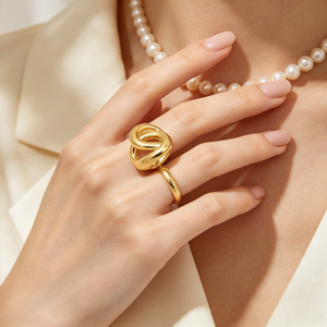 Bague large classique chic de style européen, torsadée irrégulièrement, avec nœud géométrique, en acier inoxydable plaqué or 18 carats pour femme - Product Image 6