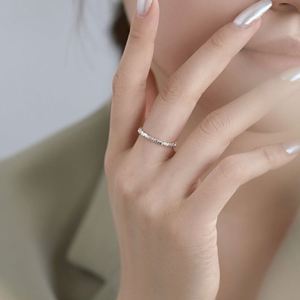 Bijoux Dylam au design exclusif, argent sterling 925 plaqué rhodium, accessoires pour usage quotidien, anneaux en argent à perles cassées - Product Image 5