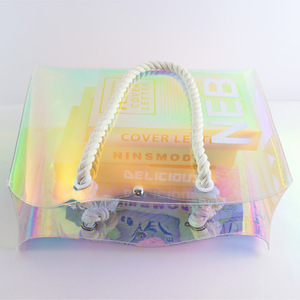 Sac fourre-tout de plage en PVC holographique irisé avec logo personnalisé, poignée en corde de coton épaisse et motif lettres - Product Image 4
