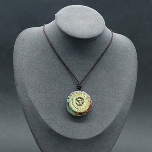 Vente en gros <span class=keywords><strong>symboles</strong></span> <span class=keywords><strong>reiki</strong></span> 7 couleurs pierres de gravier géométrique rond chakra charme hiphop colliers méditation unisexe bijoux cadeau - Product Image 6