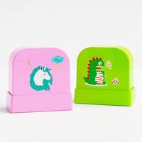 Vente en gros Intoss YZ008 Tampon nominatif en plastique au design de dessin animé mignon en forme de poupée, logo personnalisé, pour vêtements d'enfants, éponge photosensible