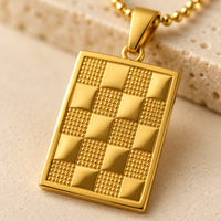 Collier pendentif unisexe en acier inoxydable plaqué or 18 carats, motif damier texturé rectangulaire, chaîne à billes D&P Jewelry