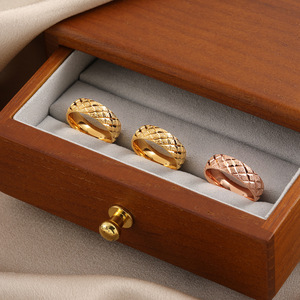 Cổ Điển Mờ Lấp Lánh Chữ Thập Kim Cương Hình Vòng Thời Trang Titan Thép Vàng Nhẫn Cho Cô Gái - Product Image 3