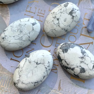 Piedra de Palma de Turquesa Blanca Natural de Alta Calidad al por Mayor para Decoración del Hogar y Energía - Product Image 1