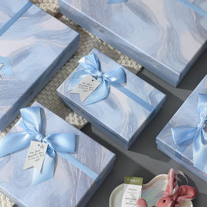 Boîte cadeau en papier d'art bleu mat sur mesure avec nœud, forme rectangulaire, couvercle et base, ruban, étiquette cadeau pour emballage cosmétique, anniversaire - Product Image 1