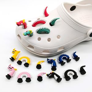 Personnalisés en silicone souple pvc 2D <span class=keywords><strong>Crocs</strong></span> figurines en PVC caoutchouc PVC silicone porte-clés de voiture décoration de chaussures chaussons décorés - Product Image 2