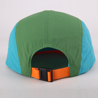 Casquette de camping 5 panneaux de haute qualité avec logo personnalisé en patch tissé, design multicolore, visière plate non structurée, idéale pour la course sur sentier