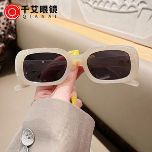 Gafas de sol cuadradas retro Qianai para mujer, montura negra brillante, protección UV400, tipo 3 lentes, material PC, G6-2203 - Product Image 5