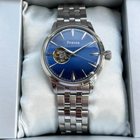 Montre-bracelet mécanique pour homme à usage quotidien, bracelet en acier poli réglable, index des heures de forme pointue, cadran bleu marine, montre-bracelet décontractée