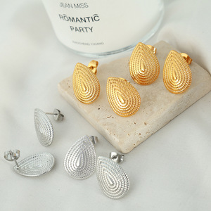 ต่างหูแบบติดหูทรงหยดน้ำสีทอง ประดับขอบทรงสี่เหลี่ยม เครื่องประดับแฟชั่นสำหรับผู้หญิง - Product Image 3