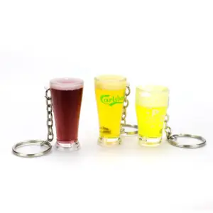 مصنع الجملة تخصيص مهرجان الهدايا كوب البيرة السائل المفاتيح مصغرة زجاجة السائل البيرة سلاسل المفاتيح للحزب