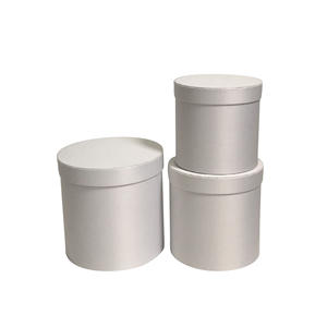 กล่องดอกไม้สามชิ้นทรงกลมสีขาวและสีชมพูบรรจุดอกไม้สำหรับงานแต่งงานและวันแม่ - Product Image 3