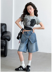 Completo due pezzi estivo 2026 per ragazza: T-shirt grigia a maniche corte con stampa + pantaloncini in denim patchwork (2 pz) - Product Image 6