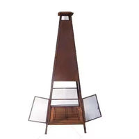 Cheminée d'extérieur haute de style pyramide, corps en fer patiné, portes en maille, grille à bois, foyer en fer