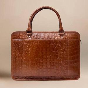 Élégant sacoche de voyage en cuir pour ordinateur portable avec bandoulière, compartiment de protection dédié, poignées robustes et finition raffinée - Product Image 6