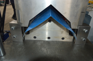 Tout nouveau rouleau de chapeau de crête hydraulique automatique formant la machine fabricant de tuiles de toit de contrôle PLC <span class=keywords><strong>pour</strong></span> les carreaux en aluminium et en acier coloré - Product Image 5