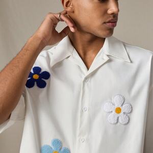 Camisa de chifón de manga corta para hombre, estilo streetwear, casual, de corte holgado, con logo personalizado y aplique de parche flocado. - Product Image 5