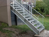 Escalier industriel en acier métallique personnalisable avec rampes et marches